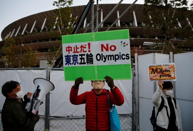 도쿄국립경기장 앞에서 도쿄올림픽 반대를 주장하는 시위대 [사진=로이터 연합뉴스]