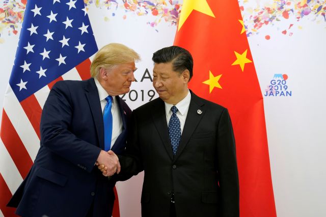 도널드 트럼프 미국 대통령과 시진핑 중국 국가주석이 지난해 6월 일본 오사카에서 열린 주요 20개국(G20) 정상회의에서 양자회담을 시작하기 전 악수하고 있다. 로이터연합뉴스