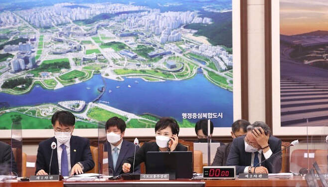 누구 전화일까 김현미 국토교통부 장관(가운데)이 19일 국회에서 열린 국토교통위원회 전체회의에서 전화통화를 하고 있다. 허정호 선임기자