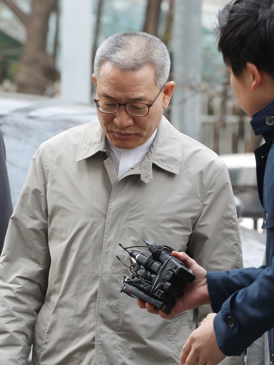 서유열 전 KT사장이 지난해 3월 구속 전 피의자 심문을 받기 위해 서울남부지법으로 들어오고 있다. [연합뉴스]