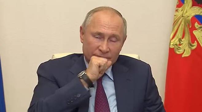 블라디미르 푸틴 대통령이 지난 18일(현지시간) 화상 회의 중 기침하는 장면 [크렘린궁 홈페이지 캡처. 재판매 및 DB금지]