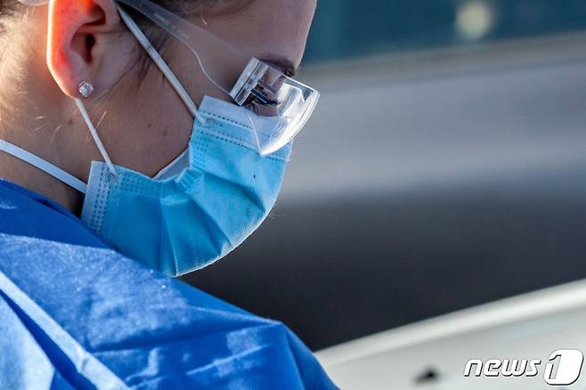 미국 오하이오주 콜롬버스 소재 한 진료소에서 의료진이 코로나19 검사를 진행 중이다. © AFP=뉴스1