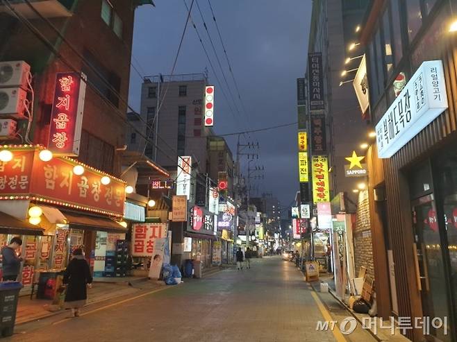 20일 오후 서울 지하철 7호선 논현역 인근 식당들이 밀집한 '논현동 먹자골목'/사진=이영민 기자