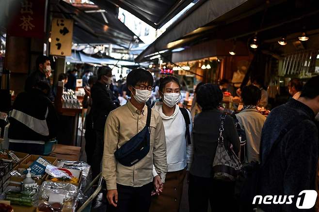 일본 도쿄 쓰키지 시장에서 마스크를 착용한 시민들 모습 © AFP=뉴스1