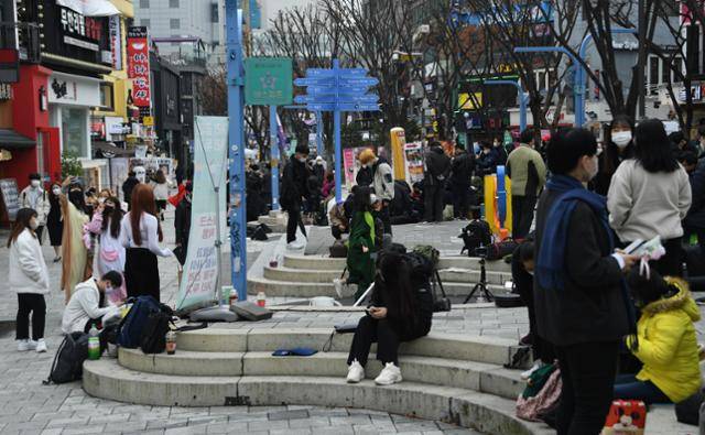 22일 오후가 되자 또 다시 홍대앞 거리에 젊은이들이 모여들기 시작하고 있다. 오대근 기자