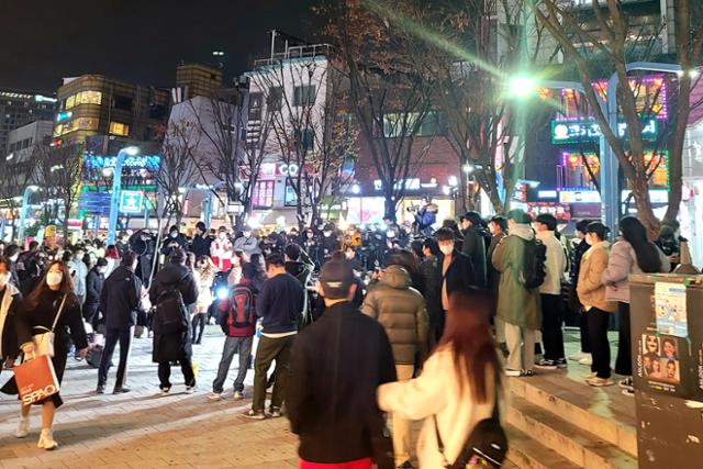 코로나19 재확산세에도 불구하고 홍대앞 젊음의 거리 주변은 토요일 주말을 맞아 불야성을 이뤘다. 21일 서울 마포구 홍대 앞 거리에서 많은 시민들이 버스킹을 즐기고 있다. 뉴스1