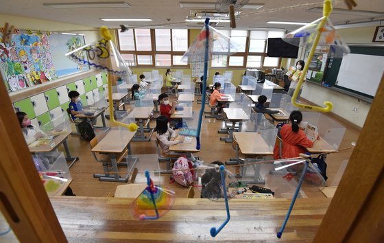 지난 9월 21일 경기 군포시 한얼초등학교에서 학생들이 수업을 듣고 있다. 뉴시스