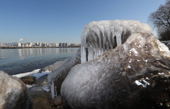 지난 2018년 서울의 한강물이 얼어있는 모습의 자료 사진. 바위와 강물 표면 일부만 얼어있다. [연합뉴스]