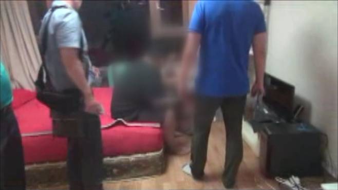 경찰 불법 성매매 단속 현장<자료화면>" width="640" />법조계에서는 경찰 대응에 아쉬움을 지적하는 목소리가 있습니다. 취재과정에서 기자와 통화한 몇몇 변호사는 "경찰이 자의적으로 법 조항을 해석하지 않고 안전하게 사후 영장을 발급받았다면 결과가 달라졌을 것"이라는 의견을 밝혔습니다.