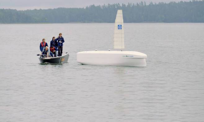 지난달 스웨덴 연구진이 길이 7m짜리 모형 ‘오션버드’를 바다에 띄워 시험 운항하는 모습.  월레니우스 마린 제공