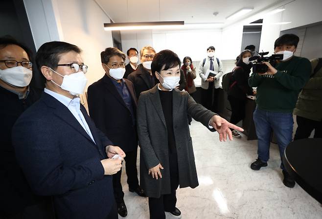 김현미 국토교통부 장관(가운데)이 22일 서울 은평구 대조동의 매입임대 주택을 방문해 현장을 둘러보고 있다.  연합뉴스