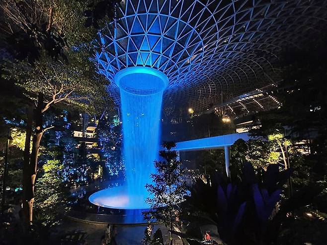 싱가포르 창이 국제공항의 환승허브 `주얼 창이공항` 중앙의 실내 인공폭포 `레인 보텍스`. 주얼은 영화 `아바타`에서 영감을 받아 설계됐다. /사진=송경은 기자