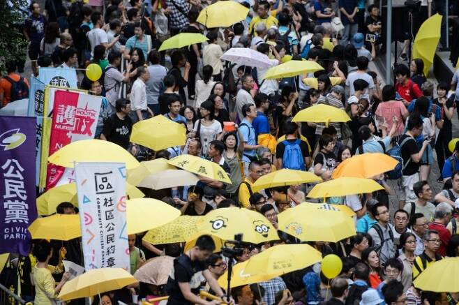 노란우산을 쓴 홍콩 시위대 모습. /AFPBBNews=뉴스1