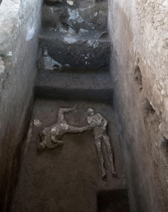고대 도시 폼페이에서 발견된 두 남성의 유해. /사진=로이터/뉴스1