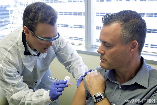 미국 국립보건원이 코로나19 백신 후보약품을 45명에게 시험 투여했다고 밝혔다. /사진제공=AP뉴시스