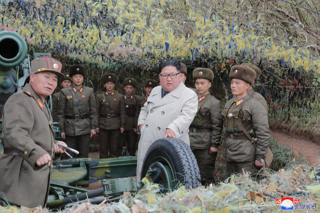 김정은 북한 국무위원장이 서부전선에 위치한 창린도 방어대를 시찰했다고 조선중앙통신이 지난해 11월 25일 보도했다. 김 위원장이 북한 군인들과 함께 전방을 바라보며 미소를 짓고 있다. 연합뉴스
