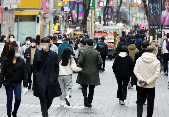 22일 오후 서울 중구 명동 거리에서 시민들이 이동하고 있다. 연합뉴스