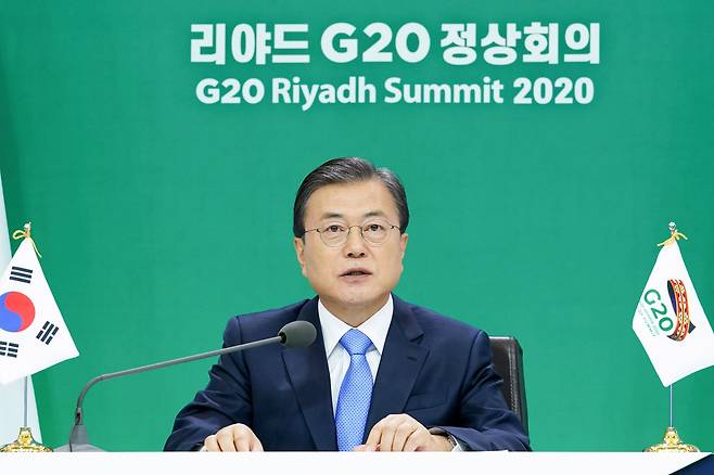 문재인 대통령이 21일 청와대에서 G20 화상 정상회의에 참석해 발언하고 있다. /뉴시스