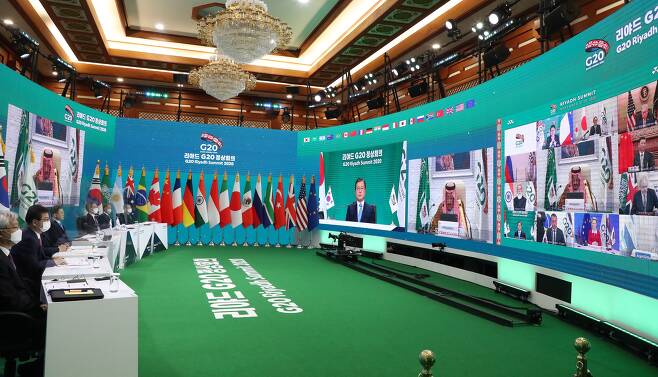 문재인 대통령이 21일 청와대에서 G20 화상 정상회의에 참석해 살만 빈 압둘아지즈 사우디아라비아 국왕의 모두발언을 듣고 있다. /뉴시스