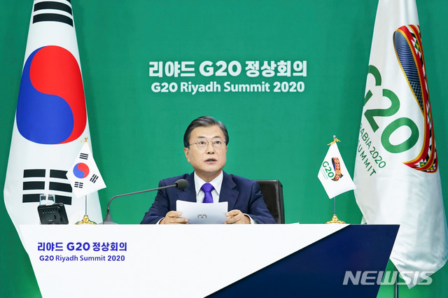 [서울=뉴시스]추상철 기자 = 문재인 대통령이 22일 청와대에서 2020년 G20 화상 정상회의(2일차)에 참석해 제2세션의 주제인 '포용적·지속가능·복원력 있는 미래'와 관련 의제 발언을 하고 있다. 2020.11.23. scchoo@newsis.com
