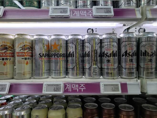 일본 맥주가 마트에서 2천500원 이하 가격에 판매되고 있다. [촬영 권혜진]