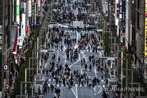 (도쿄 AFP=연합뉴스) 22일 일본 도쿄도(東京都) 도심에서 차량을 통제하는 이른바 '보행자 천국'이 실시된 가운데 도로에서 많은 사람들이 나들이를 하고 있다.