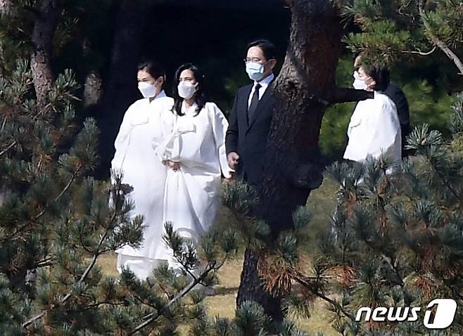 고(故) 이건희 삼성그룹 회장의 영결식이 엄수된 28일 오후 경기도 수원시 소재 삼성가 선산에서 (왼쪽부터) 이서현 삼성복지재단 이사장, 이부진 호텔신라 대표, 이재용 삼성전자 부회장, 홍라희 전 리움미술관장이 장지로 향하고 있다. 2020.10.28/뉴스1 © News1 조태형 기자