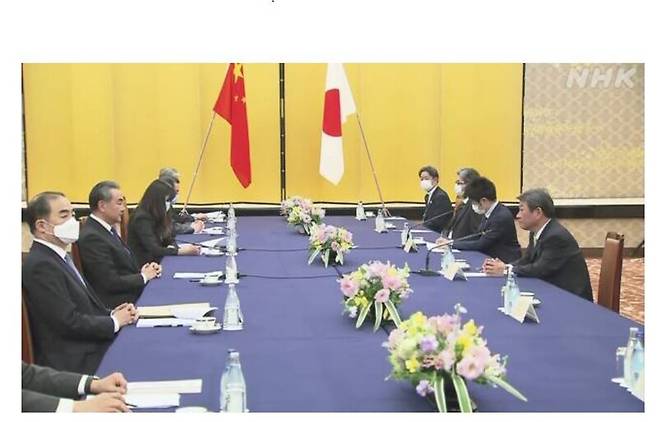 모테기 도시미쓰 일본 외무상과 왕이 중국 외교담당 국무위원 겸 외교부장이 24일 오후 도쿄에서 회담을 하고 있다. NHK 갈무리