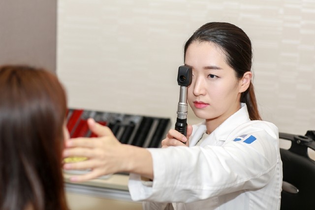 시력교정술로 인한 안구건조증을 예방하려면 사전 정밀검사를 통해 내 눈에 맞는 수술법을 선택하는 게 중요하다./사진=수연세안과 제공
