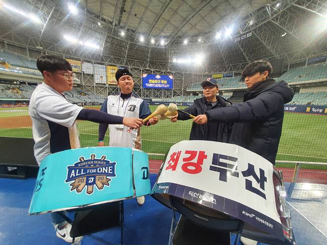 NC의 이완우(왼쪽부터)와 김제현, 두산의 박태순과 이동범이 23일 고척스카이돔에서 북채를 들고 포즈를 취했다. 인터뷰는 신종 코로나바이러스 감염증(코로나19) 방역지침에 따라 진행했으며, 경기 시작 전 사진촬영을 위해 마스크를 잠시 벗었다.