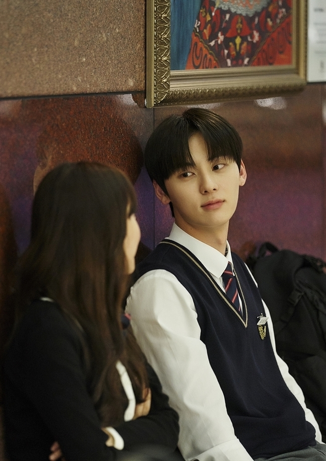 Love Live! On, the heart-throbbing Date (?) scene of Hwang Min-hyun and Jeong Da-bin was unveiled.In the second episode of the JTBC miniseries Love Live!On (director Kim Sang-woo/playplaylist Bang Yoo-jeong/production playlist, Keith, JTBC studio), which will be broadcast on November 24 at 9:30 pm, Go Eun-taek (Hwang Min-hyun) and Baekhorang (Jeong Da-bin) went to the Record shop together I will be out and knocking on the hearts of viewers.Love Live!On, which was first broadcast last week, showed the start of the romance of the drama Chemie by showing the sparking confrontation between Ko Eun-taek, the director of the perfectionist broadcasting department with the concept of time, and the always unruly super Celeb Baekho.Above all, as Baekhorang came into the broadcasting station led by Ko Eun-taek as an announcer, the number of collisions between the two people has risen, raising the curiosity of those who see how the romance emotions will rise from those who are unlikely to be hit like a cog wheel.In the meantime, the photos show the images of Ko Eun-taek and Baekho, who are looking at each other with a softer eye, stimulating interest.Unlike before, when the lasers looked at each other like they were going out, the eyes and light smiles with melodramatic eyes are blowing out the romance atmosphere, making the heart pound.On this day, Go Eun Taek and Baekho Lang headed for Record shop have a special time to learn each others new appearance.Especially, Baekhorang, who wanted to be more unconditional than others, sees the extraordinary musical taste and unexpected aspect of Ko Eun-taek and causes a calm wave in his mind.Kim Myung-mi in the news