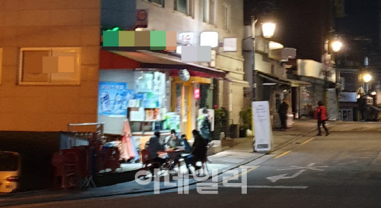 24일 오후 10시경 서울 성동구 한 슈퍼마켓 외부 테이블에서 고객들이 취식을 하고 있다(사진=윤정훈 기자)
