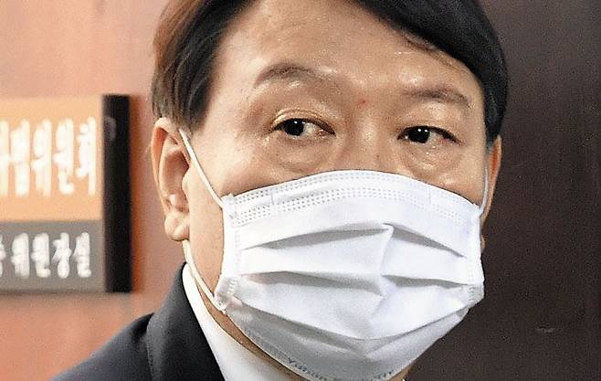 지난달 22일 오전 윤석열 검찰총장이 서울 여의도 국회에서 열린 국정감사에 출석하기 전 윤호중 법사위원장과 면담을 마치고 나오고 있다. 24일 추미애 법무장관이 윤 총장에 대한 징계 청구 및 직무 집행 정지 조치를 발표하자 윤 총장은 대검을 통해 "위법·부당한 처분에 끝까지 법적으로 대응하겠다"고 밝혔다. /국회사진기자단