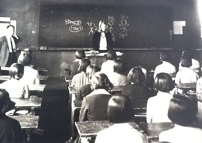 1966년 춘천의 한 여고에서 평화봉사단 단원으로 영어를 가르치고 있는 샌드라 네이선씨. /샌드라 네이선 제공