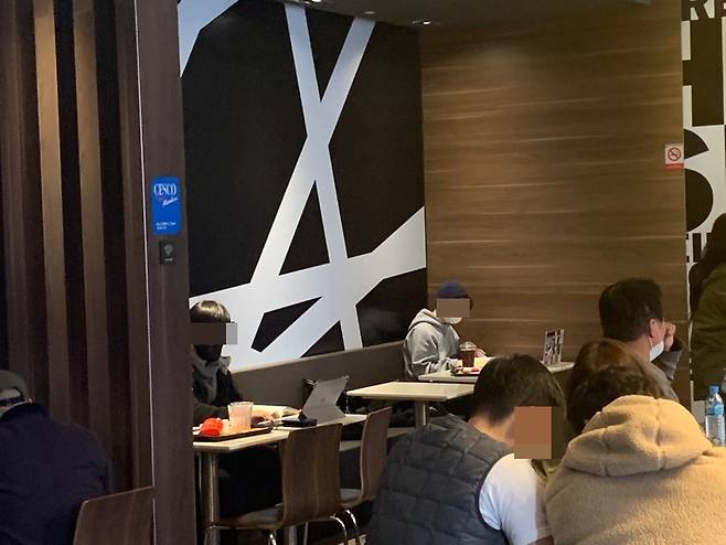 지난 24일 서울 마포구 도화동에 위치한 한 패스트푸드점에서 손님들이 식사를 하며 노트북을 보고 있다.김빛나 기자/binna@heraldcorp.com