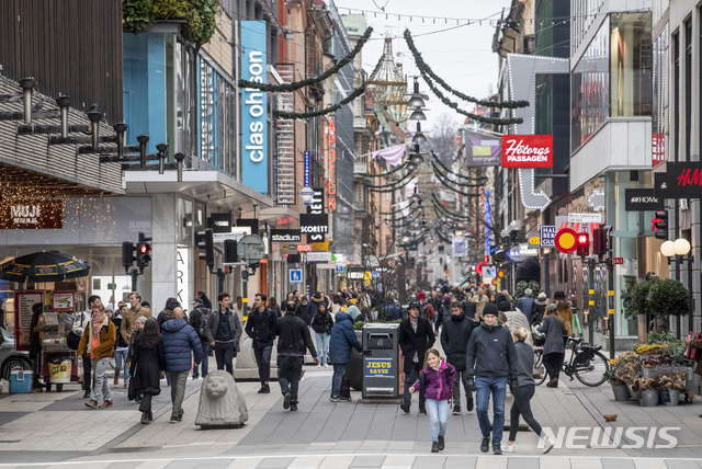 [스톡홀름=AP/뉴시스]10일(현지시간) 스웨덴 스톡홀름에서 시민들이 드로트닝가탄 쇼핑가를 지나고 있다. 2020.11.11.