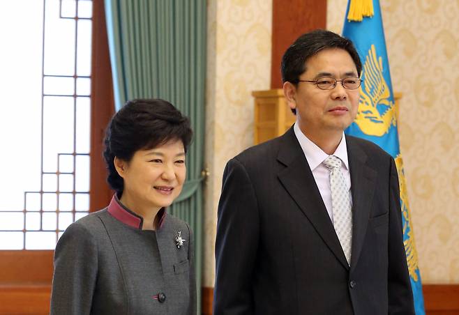 ⓒ연합뉴스2013년 3월25일 박근혜 대통령이 곽상도 민정수석(오른쪽)에게 임명장 수여 후 기념촬영을 하고 있다.