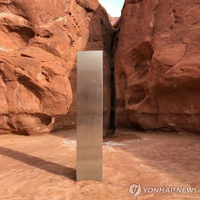 미국 유타주 사막에서 발견된 3.6ｍ짜리 금속 삼각기둥 [EPA=연합뉴스]