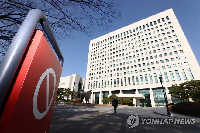 위기의 검찰 (서울=연합뉴스) 신준희 기자 = 추미애 법무부 장관이 윤석열 검찰총장에 대한 직무집행 정지를 명령한 다음날인 25일 오전 촬영한 서초동 대검찰청 외경. hama@yna.co.kr