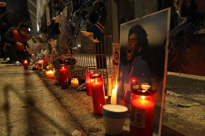 25일(현지 시각) 이탈리아 나폴리의 산 파올로 스타디움에서 축구팬들이 마라도나를 추모하고 있다. /AFP 연합뉴스