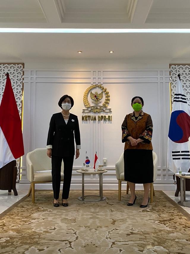 김상희(왼쪽) 국회 부의장이 25일 인도네시아 국회에서 푸안 마하라니 의장을 만났다. 인도네시아 주재 한국 대사관 제공