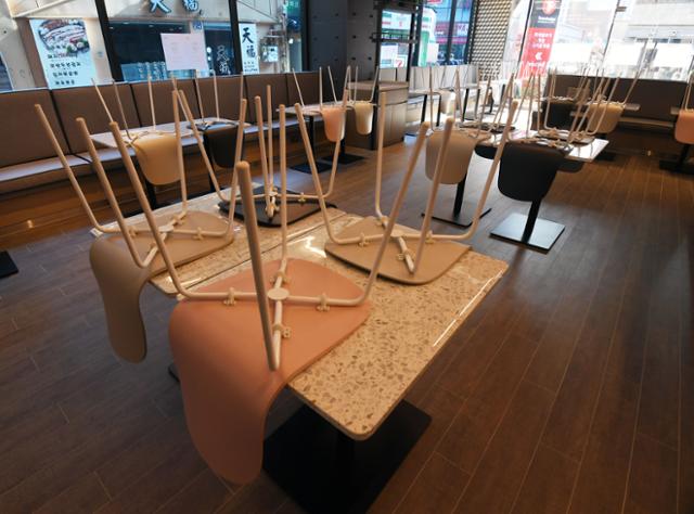 코로나19 일일 확진자가 500명을 넘어선 가운데 26일 오후 서울 중구 북창동 한 카페매장에 의자들이 테이블 위에 올려져 있다. 홍인기 기자