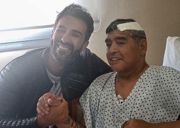 아르헨티나 출신 축구선수 디에고 마라도나가 경막하혈종으로 수술을 받은 후 회복 중에 심장마비로 별세했다. 사진은 뇌수술 후 지난 11일 주치의와 함께 한 마라도나. /사진=연합뉴스