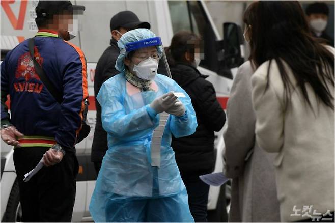 서울 중구 국립중앙의료원 선별진료소에 시민들이 코로나19 검사를 받기 위해 줄 서 있다. (사진=이한형 기자/자료사진)