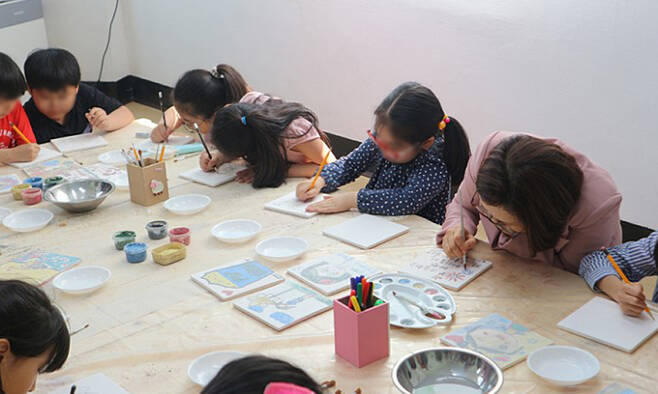 경기 성남시의 다함께돌봄센터에서 아이들이 방과후에 모여 그림을 그리고 있다. 성남시 제공