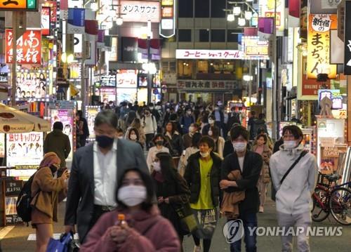 코로나19 확산 속 붐비는 도쿄 유흥가 (도쿄 EPA=연합뉴스) 일본 전역에서 신종 코로나바이러스 감염증(코로나19)이 확산하는 가운데 25일 오후 일본 도쿄도(東京都)의 유흥가인 가부키초(歌舞伎町)가 사람들로 붐비고 있다.
