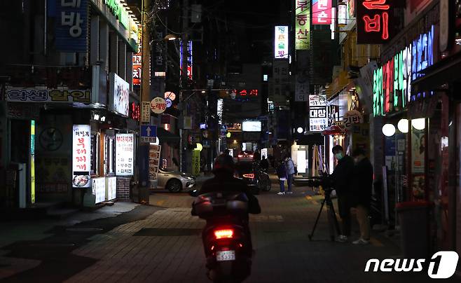 24일 저녁 서울 신촌 일대에 술집 등 유흥시설이 문을 닫아 한산한 모습을 보이고 있다. (자료사진). 2020.11.24/뉴스1 © News1 허경 기자