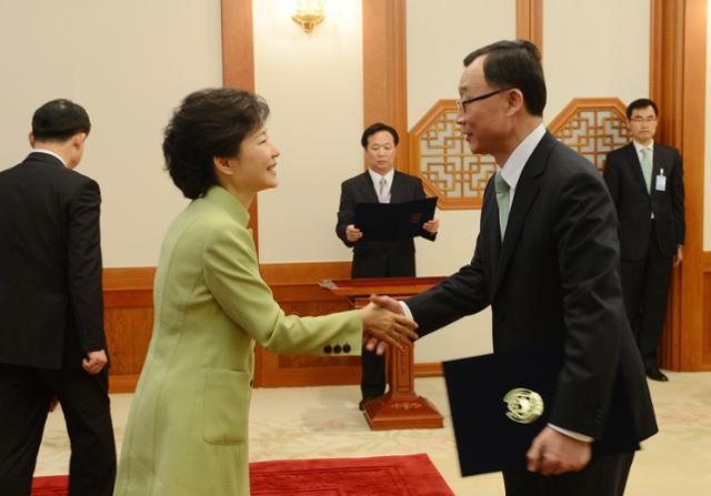 박근혜 대통령이 2013년 4월 17일 청와대 접견실에서 열린 신임 장관 임명장 수여식서 채동욱 검찰총장과 악수하고 있다. 고영권 기자