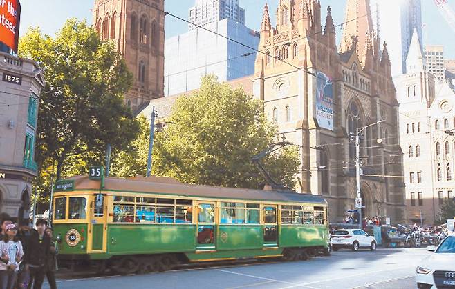 호주 멜버른에서 운영되고 있는 1세대 트램. [사진 중앙일보]