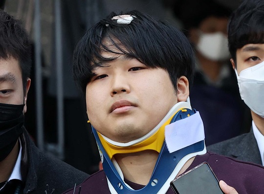 조주빈이 지난 3월 25일 서울 종로구 종로경찰서에서 검찰로 송치되고 있다. 뉴시스